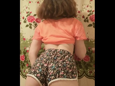 ❤️ سيڪسي نوجوان بيبي پنهنجي شارٽس کي ڪئميرا تي هٽائيندي ❤ ❌